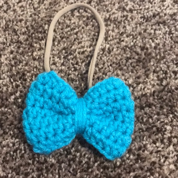 Little girl bows on nude nylon - Picture 4 of 4